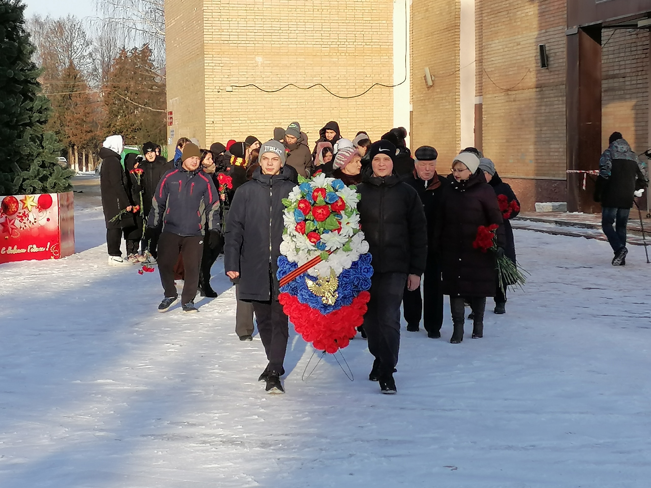 Сегодня учащиеся Федюковской школы приняли участие в торжественном митинге, посвящённом 81-й годовщине контрнаступления советских войск под Москвой Сегодня учащиеся Федюковской школы приняли участие в торжественном митинге, посвящённом 81-й годовщине контрнаступления советских войск под Москвой