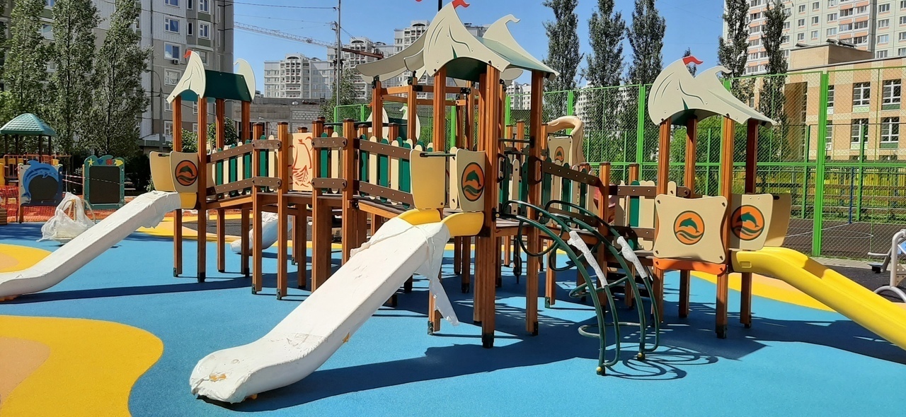 Установка детской игровой площадки по губернаторской программе ведется в Кузнечиках