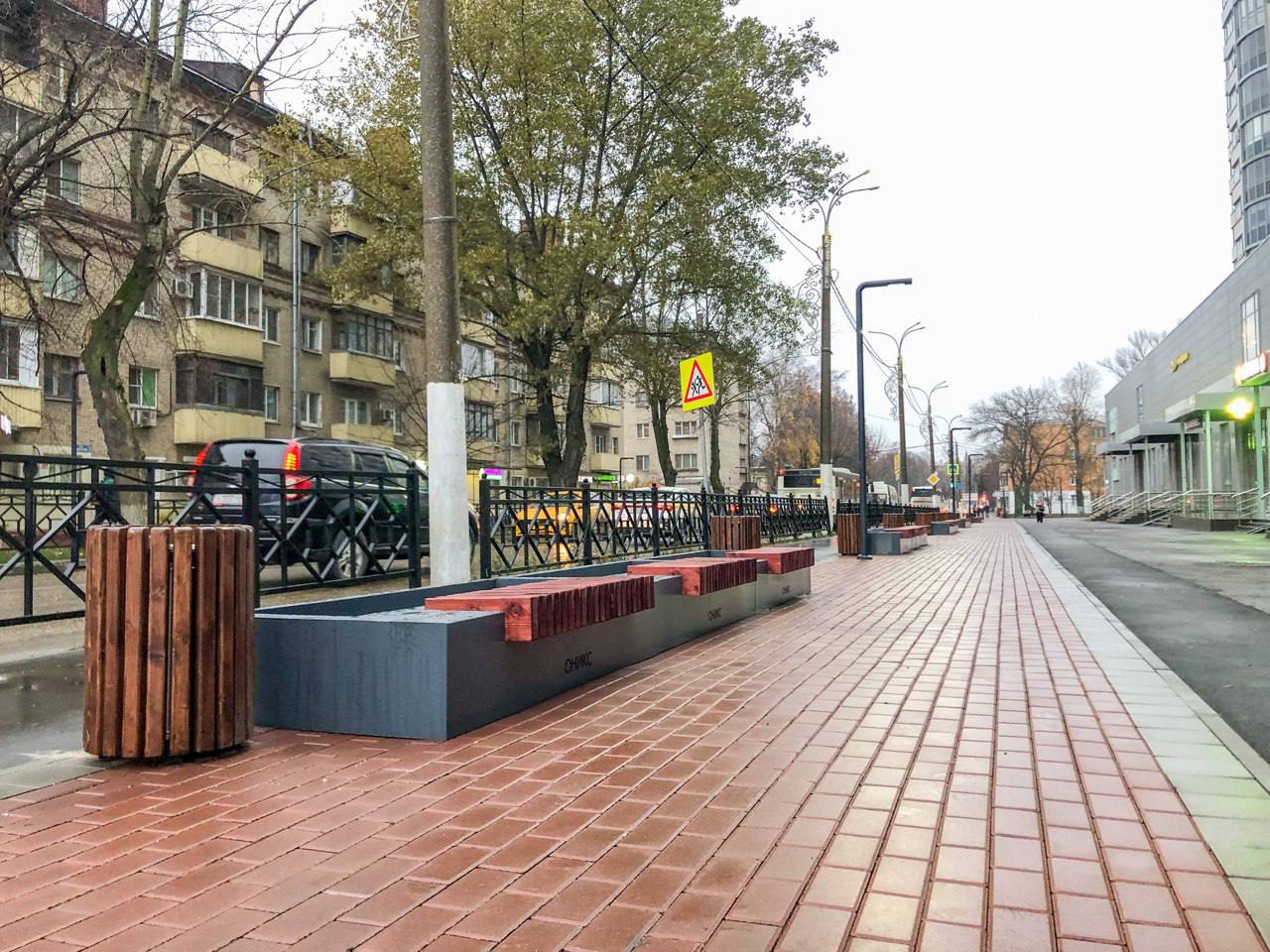 Лавки с цветочницами установили на пешеходной зоне от станции до "Зингера"