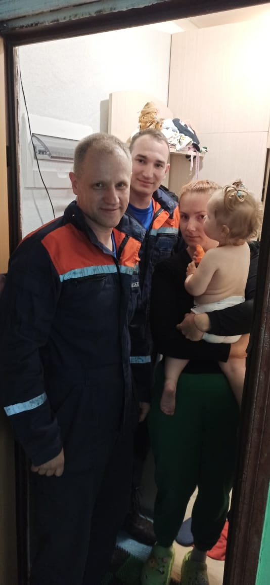 Спасатели вернули ребенка матери, открыв дверь