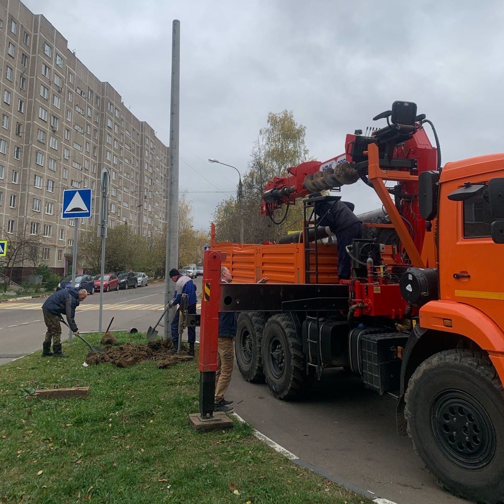 Специалисты Подольского комбината благоустройства с начала года поменяли 1  433 лампы и 554 светильника