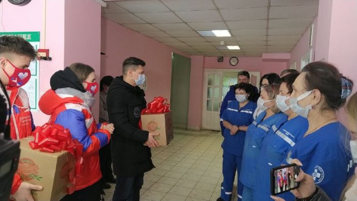 Волонтеры Подмосковья передали врачам сертификаты от компании «Чистая линия»
