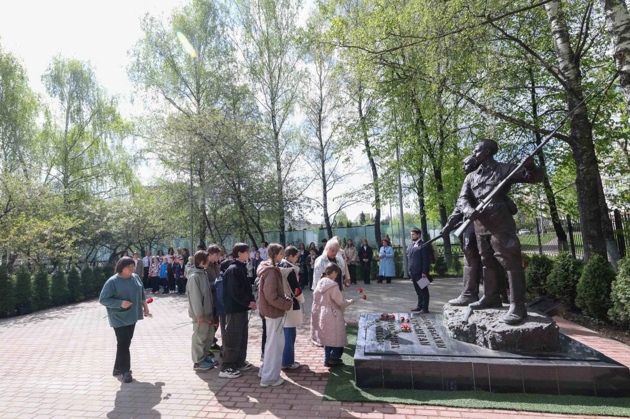 В торжественном возложении цветов к памятнику Подольским курсантам приняла участие делегация из Сахалина
