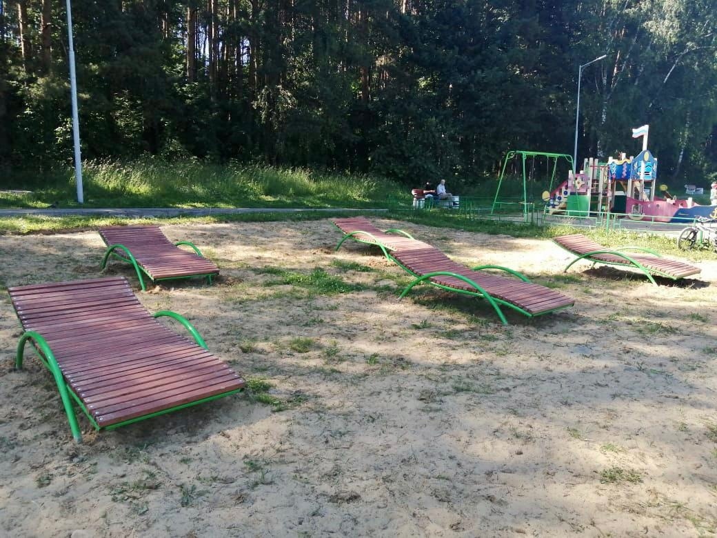На пляже на берегу реки Петрицы в Климовске Подольский комбинат благоустройства установил 15 лежаков.