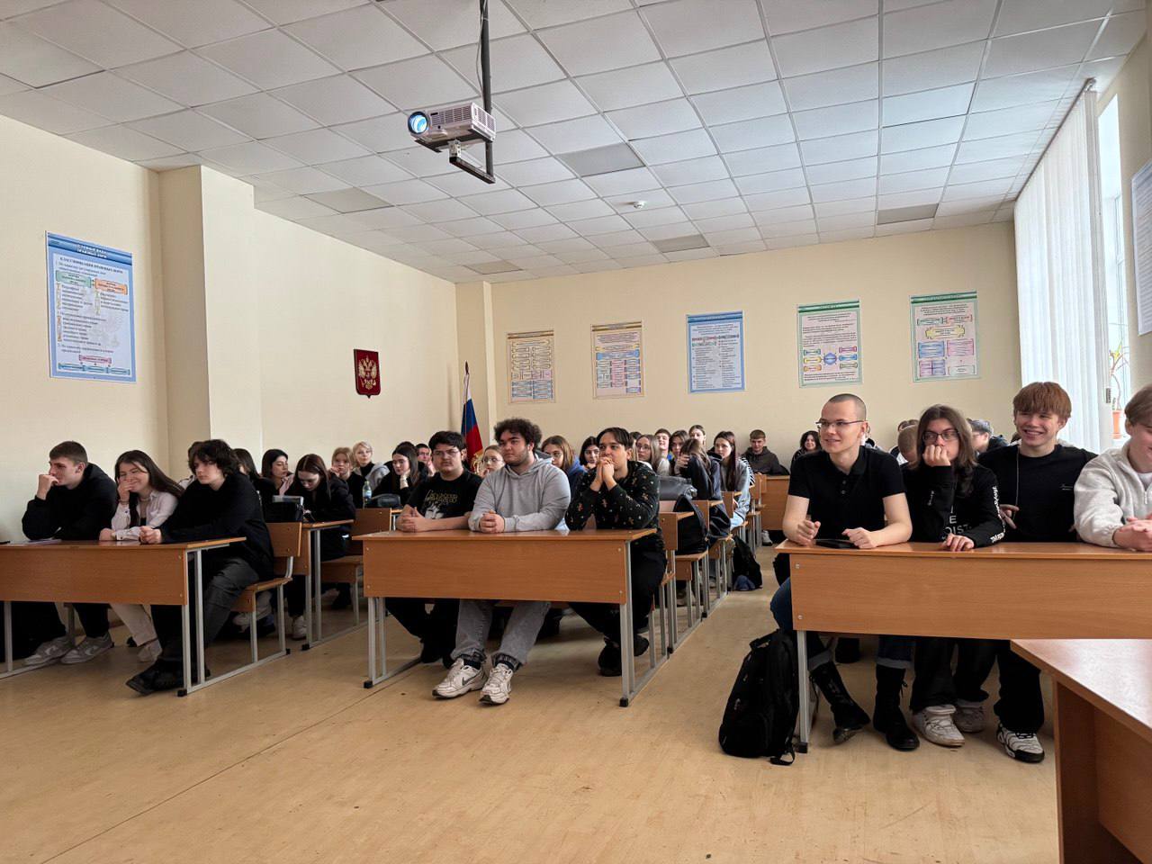 Сотрудники комитета по делам молодежи встретились со студентами колледжа РГУТиСа