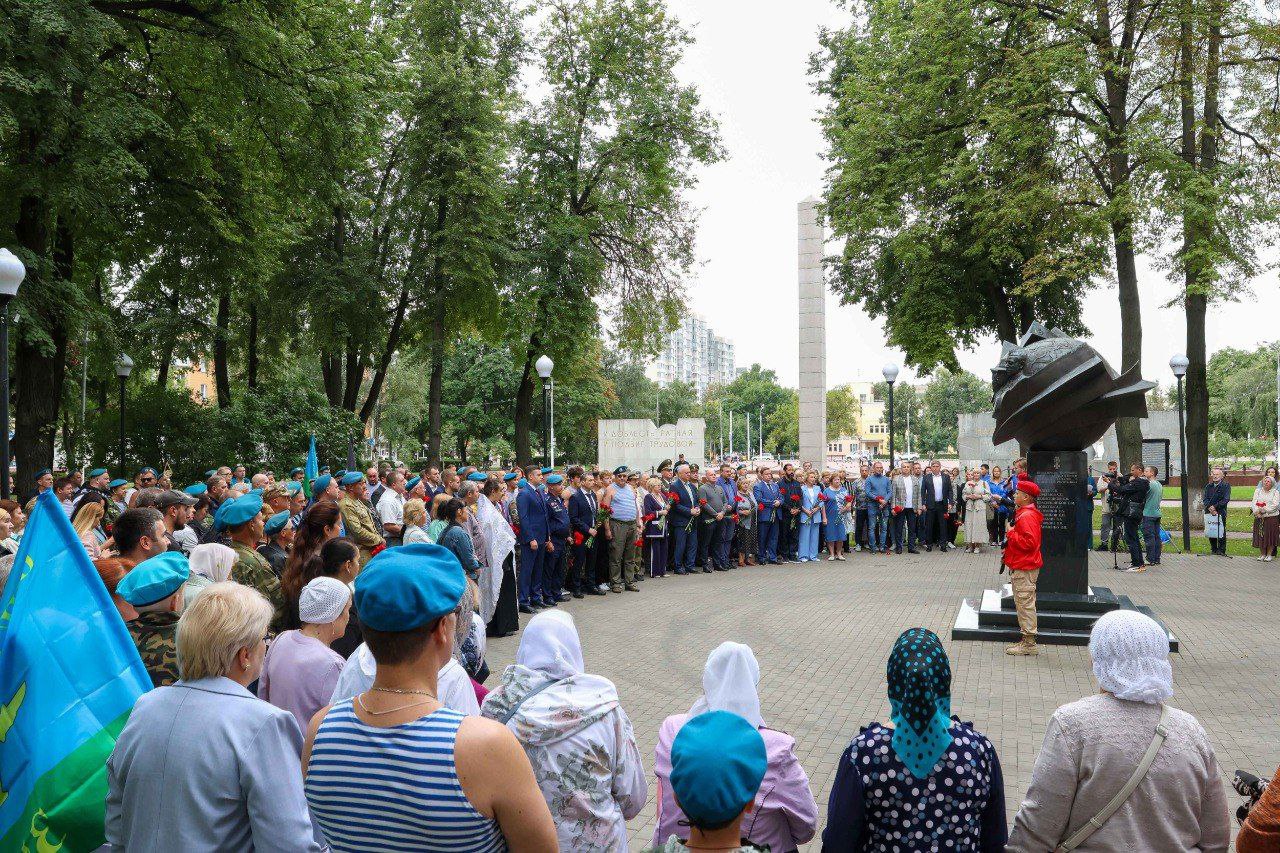 Память павших почтили в Подольске в День ВДВ