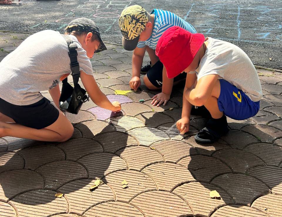Мелом на асфальте: в Подольске состоялась программа «Рисуй лето» Мелом на асфальте: в Подольске состоялась программа «Рисуй лето»