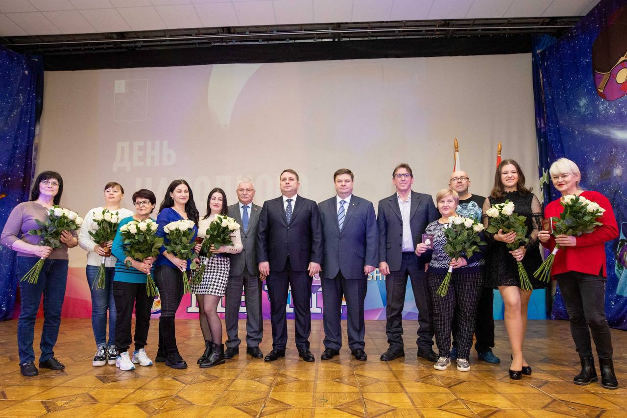 В торжественной обстановке вручили 10 беженцам из ДНР и ЛНР паспорта граждан РФ