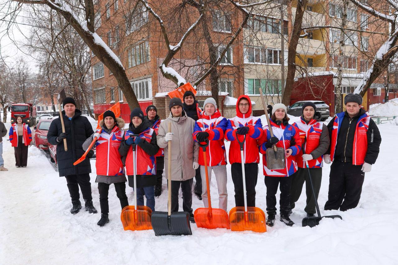 Волонтеры помогают убирать снег в Подольске