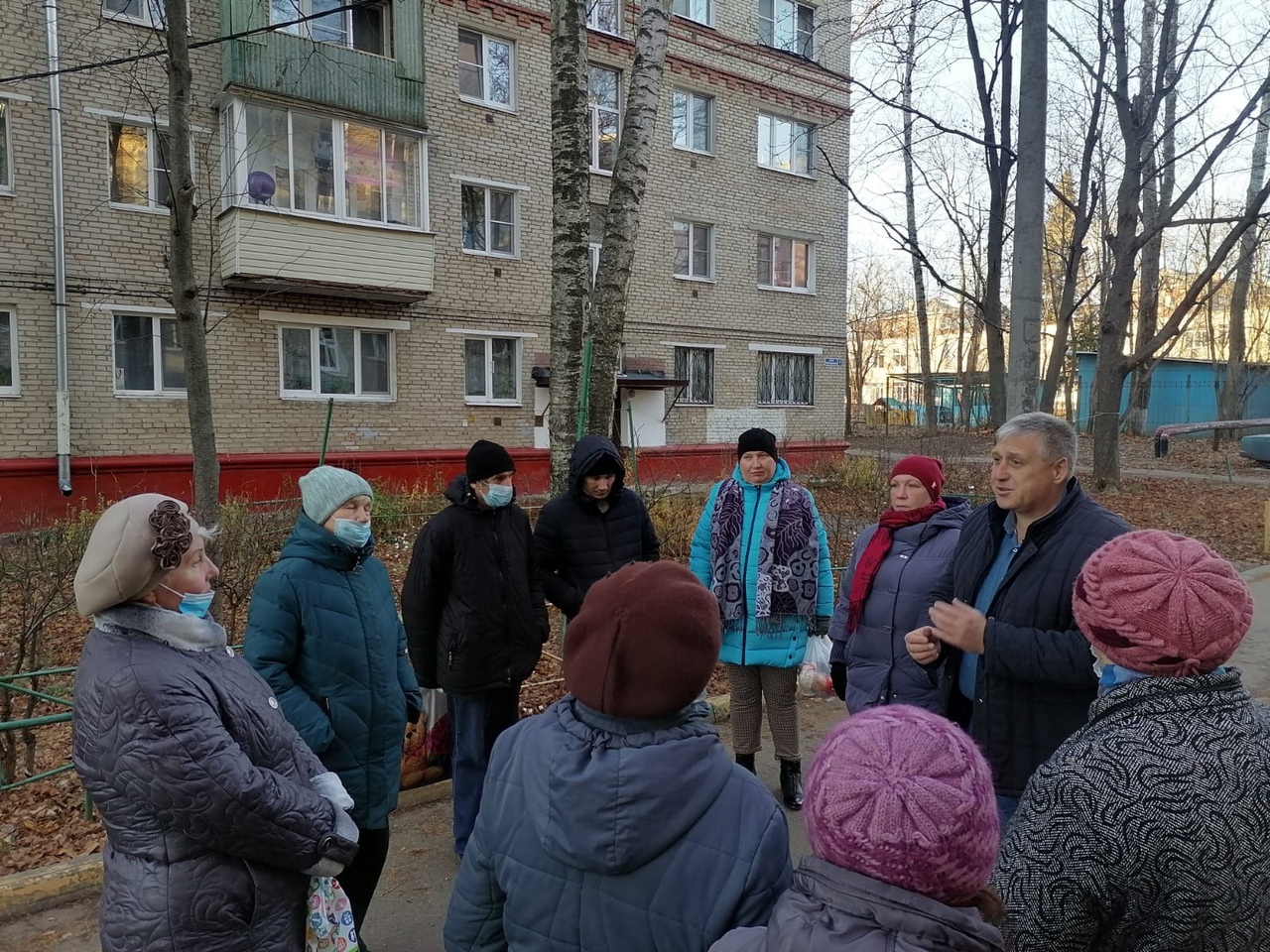 Встречу с жителями домов № 1 и № 3 по улице Молодежной провели 10 ноября  сотрудники