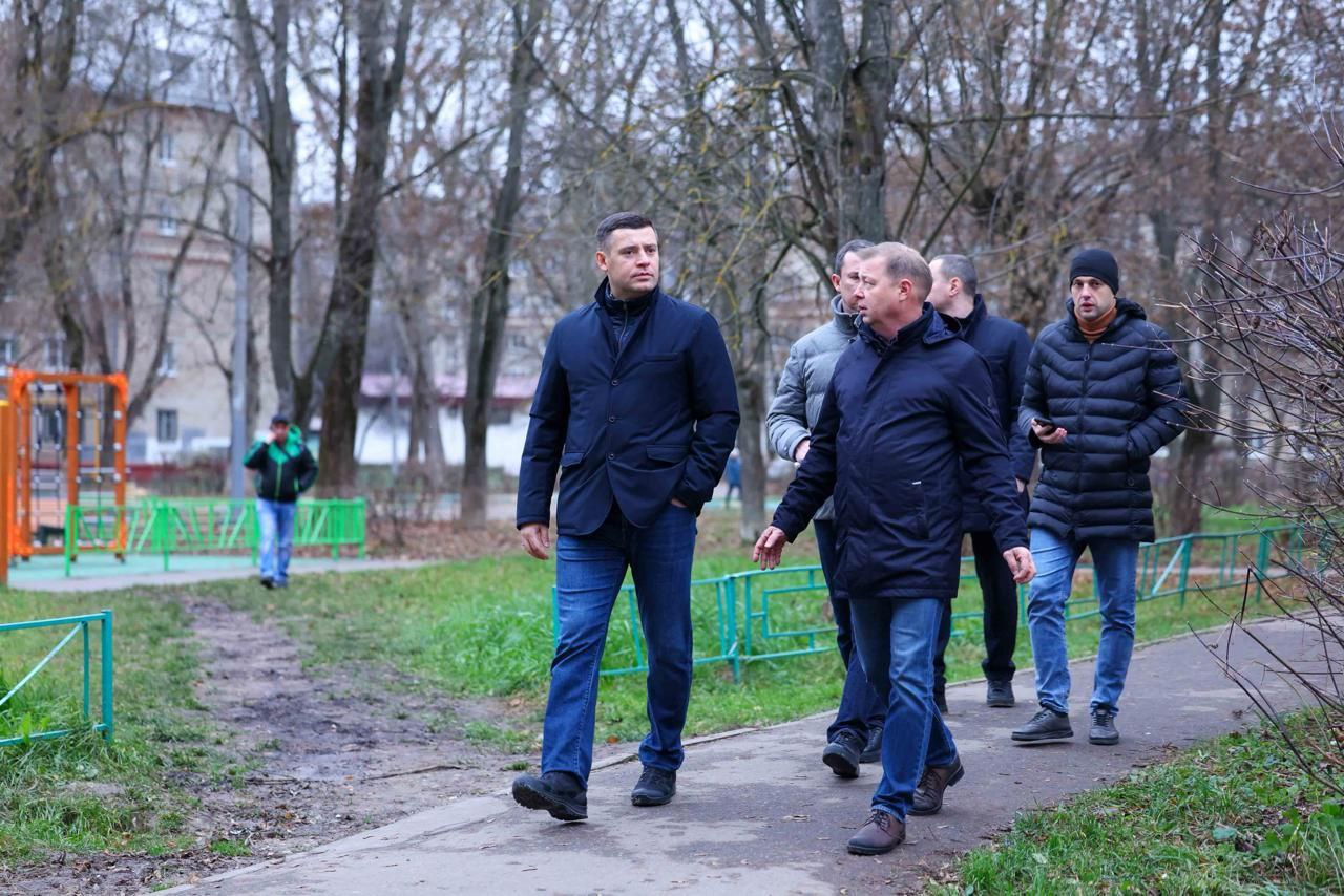 Глава Подольска Григорий Артамонов проинспектировал содержание территорий в Южном микрорайоне Глава Подольска Григорий Артамонов проинспектировал содержание территорий в Южном микрорайоне