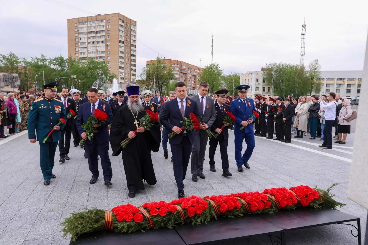 Возложение цветов к стеле «Город трудовой доблести» провели в Подольске