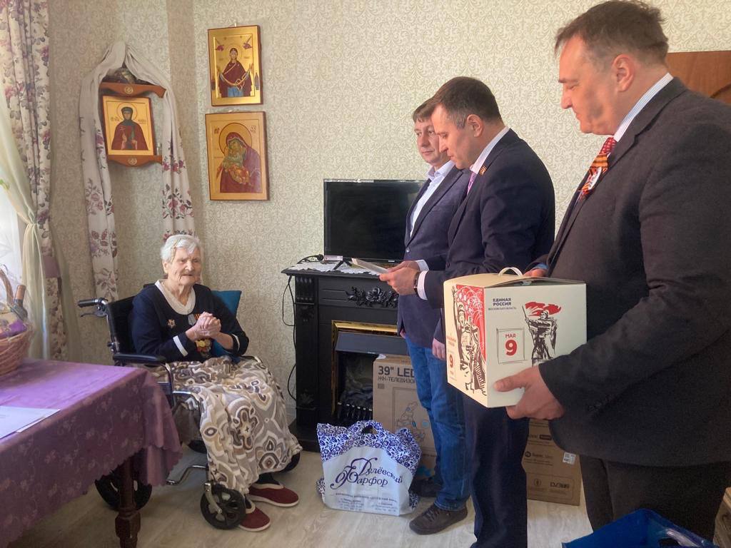 Главных героев предстоящего Дня Победы – участников Великой Отечественной войны – поздравляют на дому Главных героев предстоящего Дня Победы – участников Великой Отечественной войны – поздравляют на дому