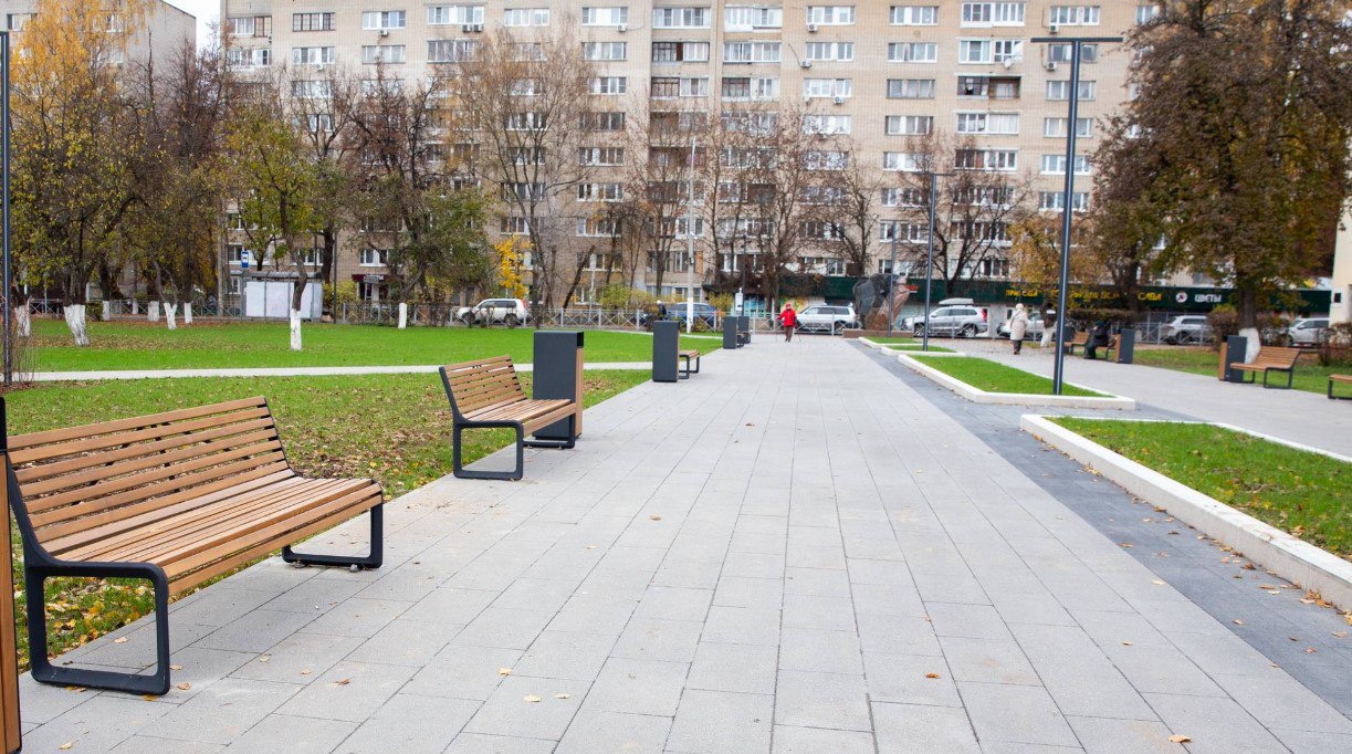 В обновленном сквере Спасателей на Большой Зеленовской улице Подольска установили 19 лавочек и 15 урн