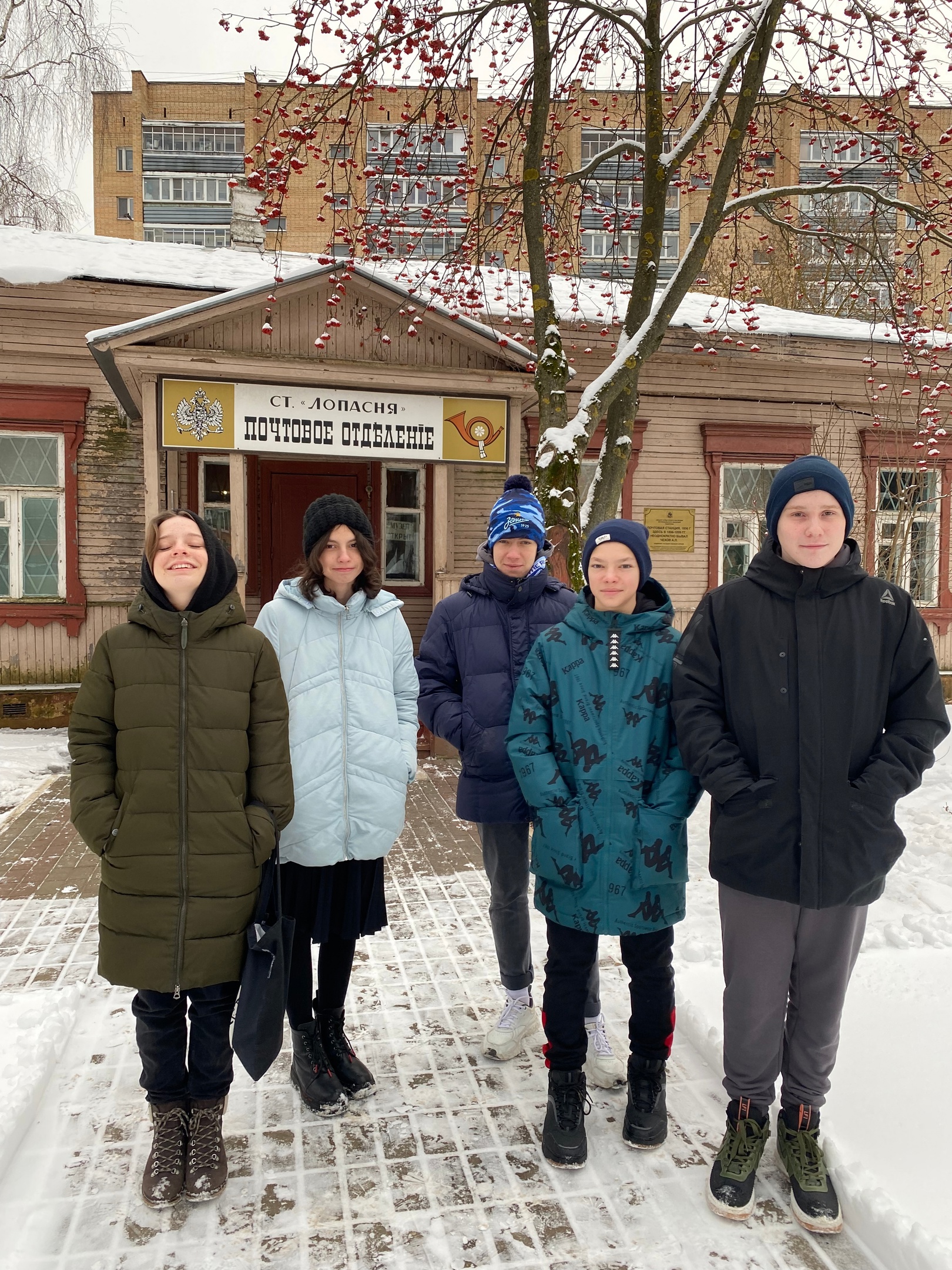 Члены молодежного клуба «Ихтис» Знаменского храма музея писем А. П. Чехова