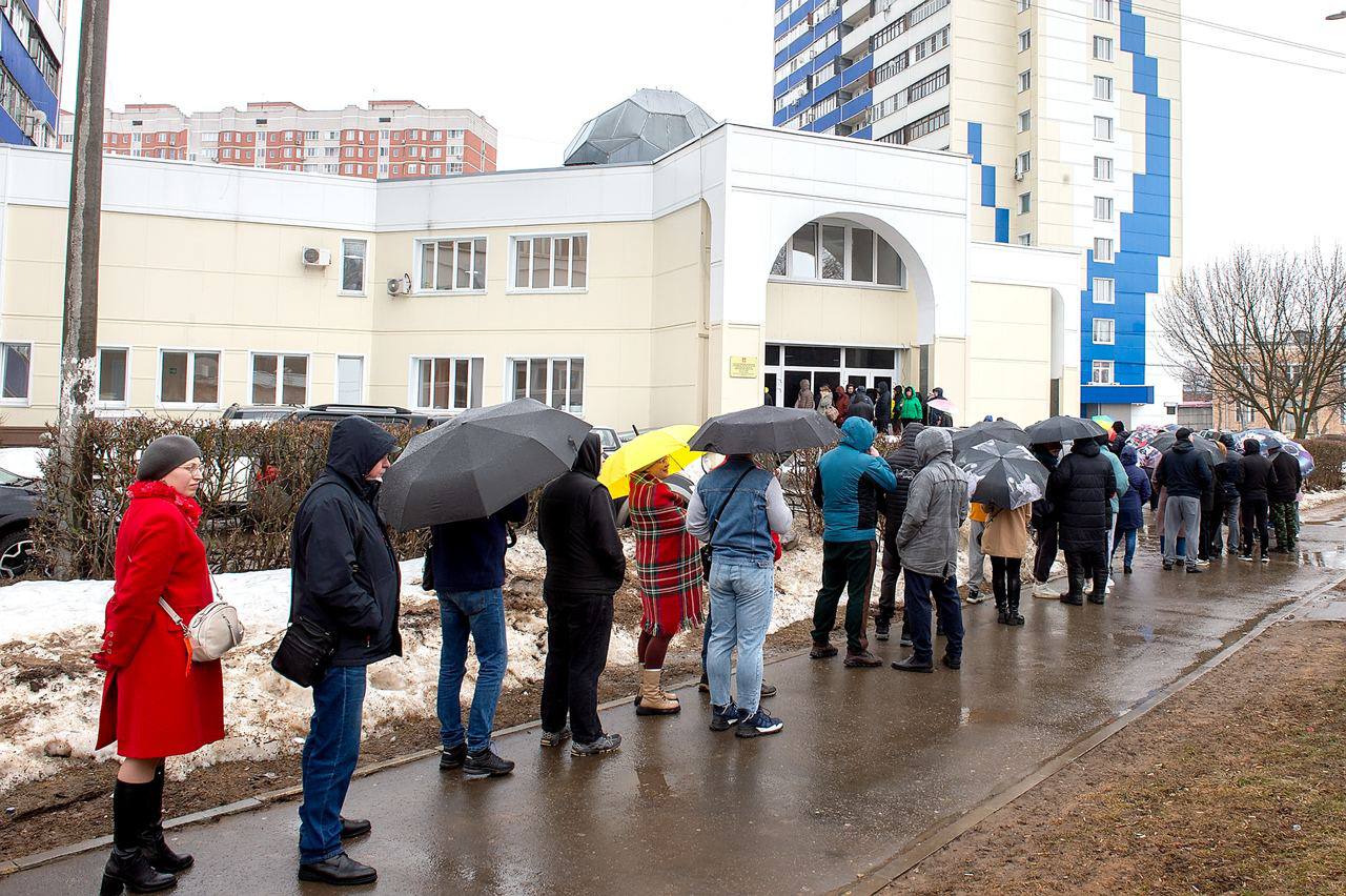 Очередь из жителей у станции переливания крови