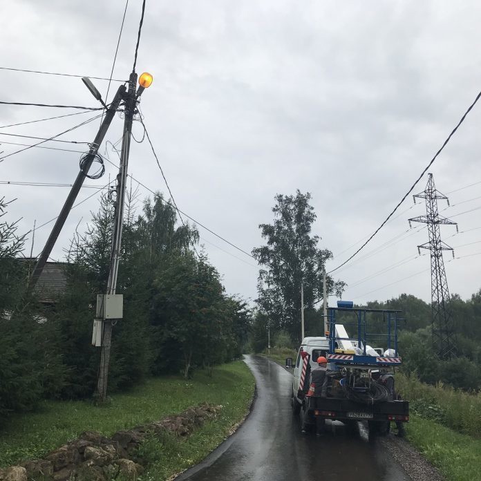 В деревне Северово 11 августа сотрудники Подольского комбината благоустройства установили новую линию уличного освещения
