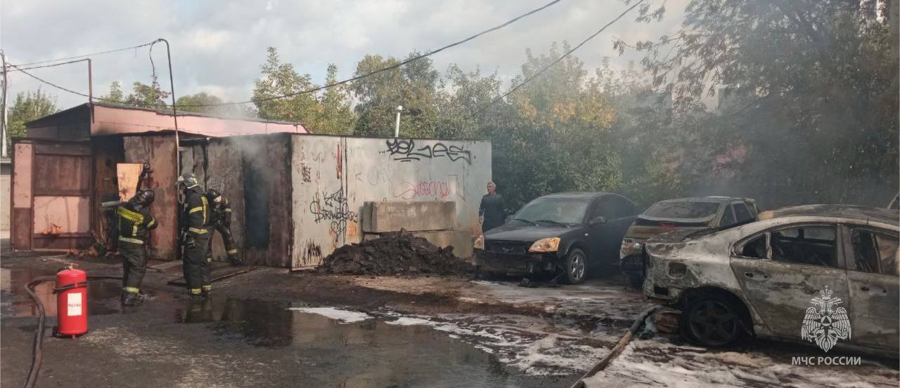На пожаре в Подольске сгорело три автомобиля На пожаре в Подольске сгорело три автомобиля