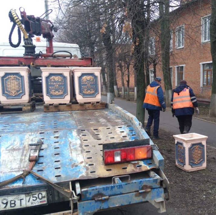 Новые урны устанавливают на улицах микрорайонов