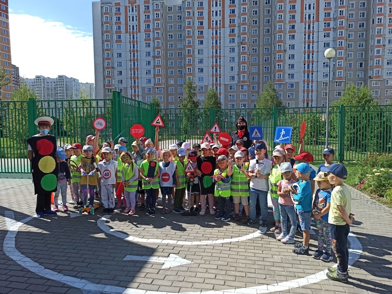 Сотрудники подольской Госавтоинспекции поздравили воспитанников детского сада с Международным днем светофора Сотрудники подольской Госавтоинспекции поздравили воспитанников детского сада с Международным днем светофора