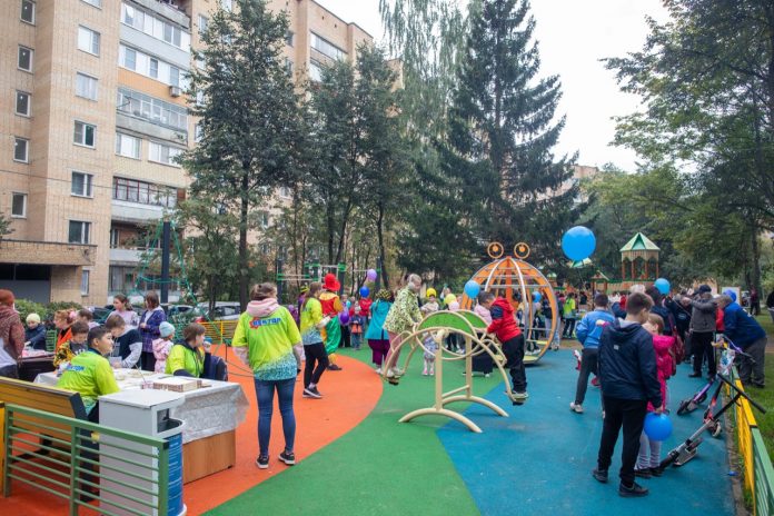 В Климовске торжественно открыли детскую игровую площадку