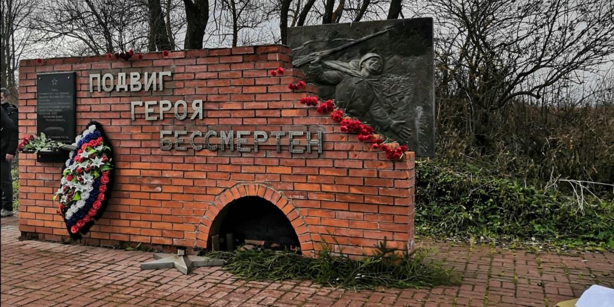 В деревне Тетеринки Роговского поселения ТиНАО Москвы состоялось торжественное открытие барельефа к 80-летию подвига бойца 