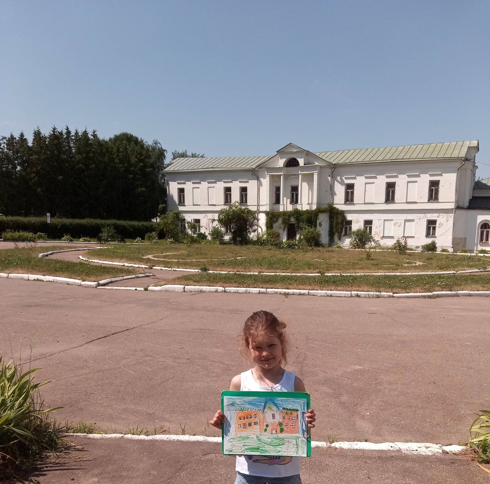 Младшая группа изостудии "Колорит" завершила учебный год пленэром в усадьбе Ивановское