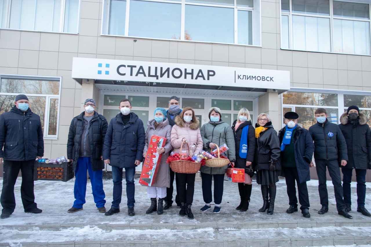 Новогодние подарки передали подольским медикам депутаты