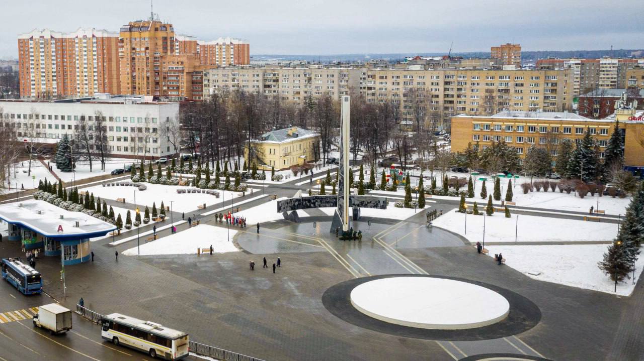 В сквере Поколений Подольска открыли стелу города трудовой доблести