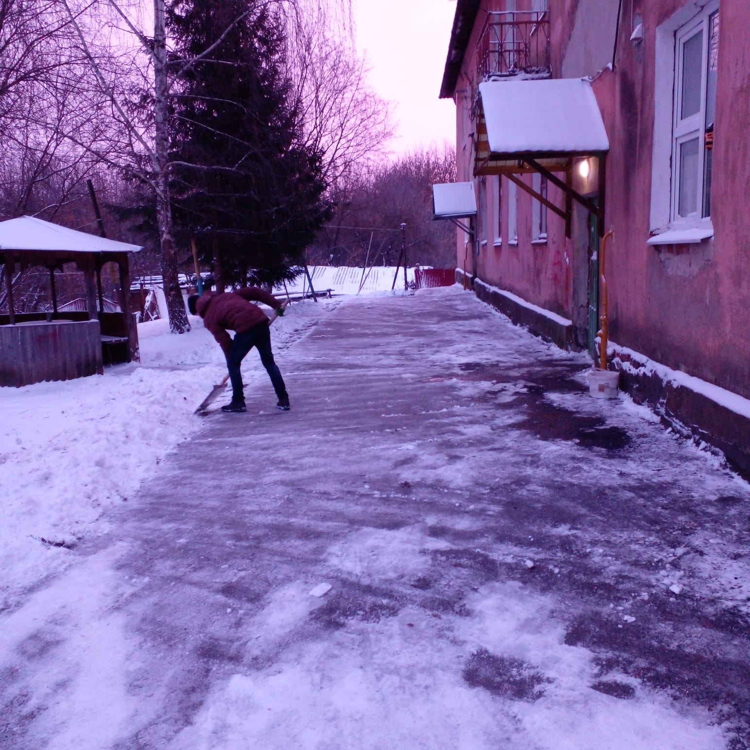 Уборка от снега ведется во дворах
