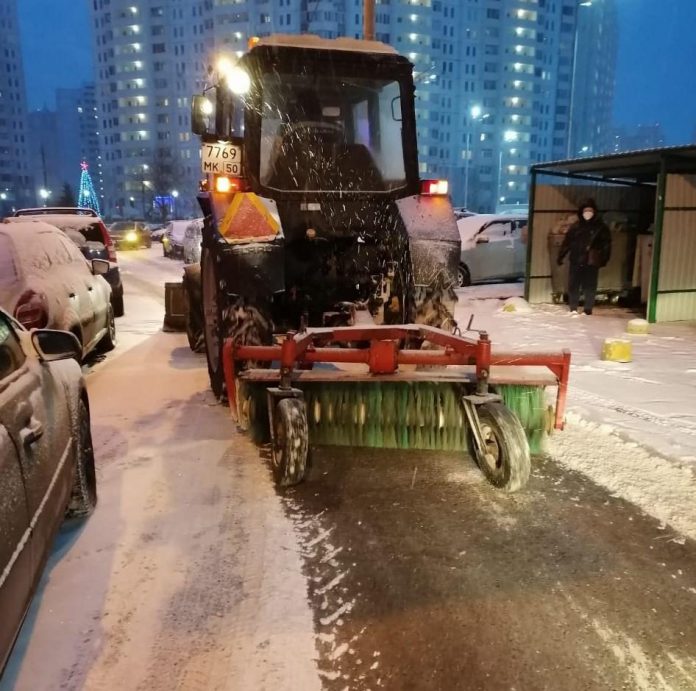Более 110 единиц муниципальной техники вышло на очистку улиц и дворов Подольска от снега