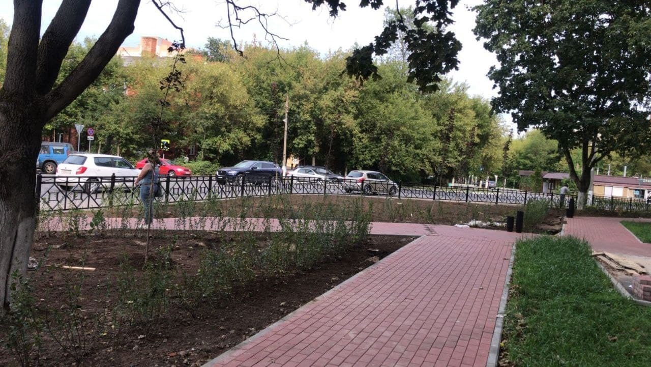 Продолжается благоустройство нового сквера на Пионерской улице