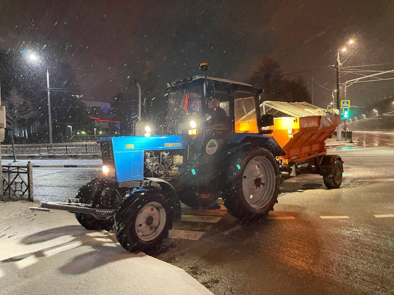 Коммунальщики убирают улицы Подольска