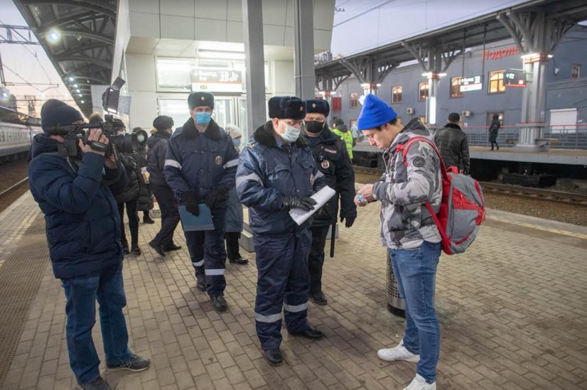 Соблюдение масочного режима пассажирами проверили на железнодорожной станции Подольск