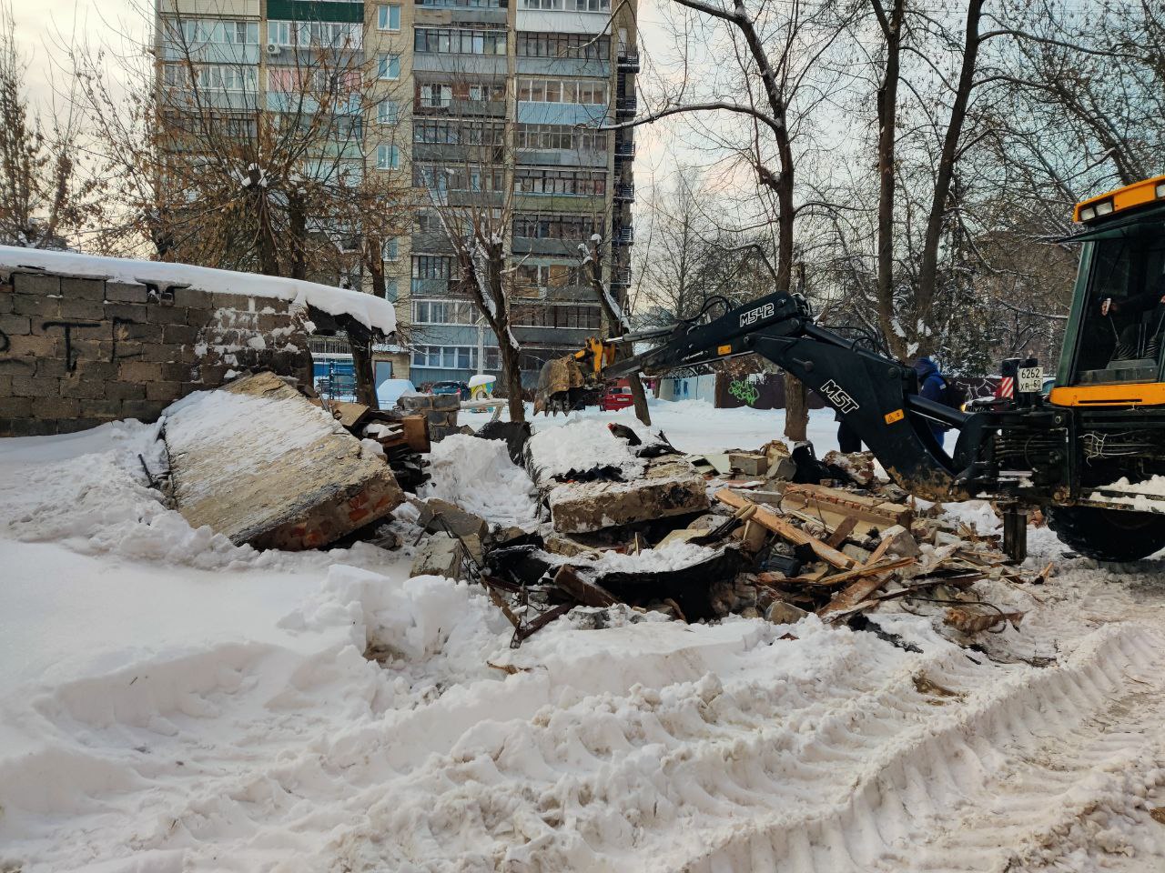 На Парковой улице снесли два сарая