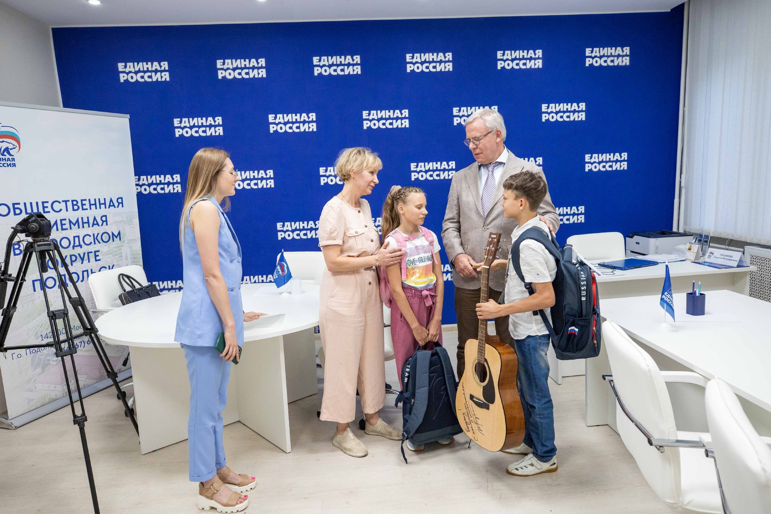 Депутат Госдумы Вячеслав Фетисов привез подарки семье из Мариуполя, перебравшейся в Подольск