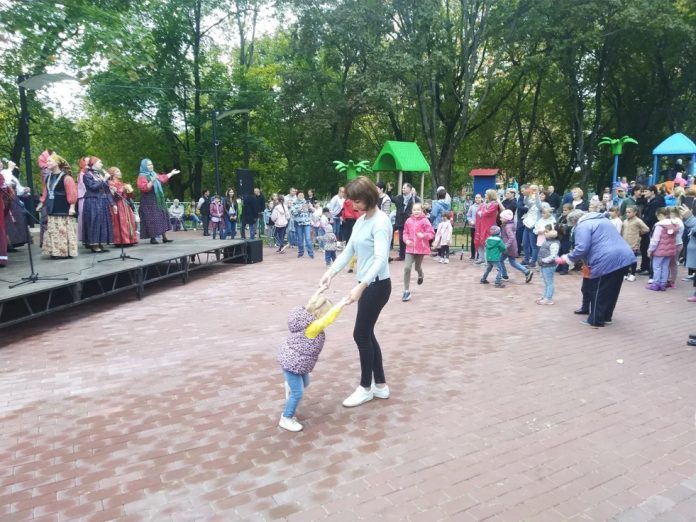 Праздник в новом сквере на Пионерской