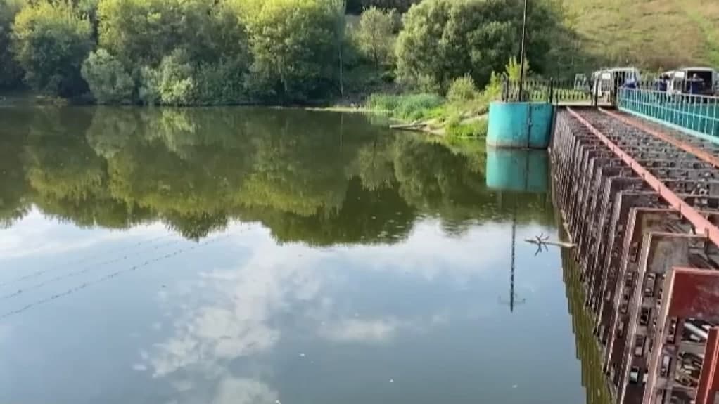 МУП "Водоканал" ведет работы на плотине через Пахру