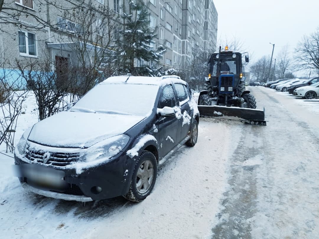 Неправильно припаркованные автомобили зачастую не позволяют провести  качественную уборку дворовых территорий