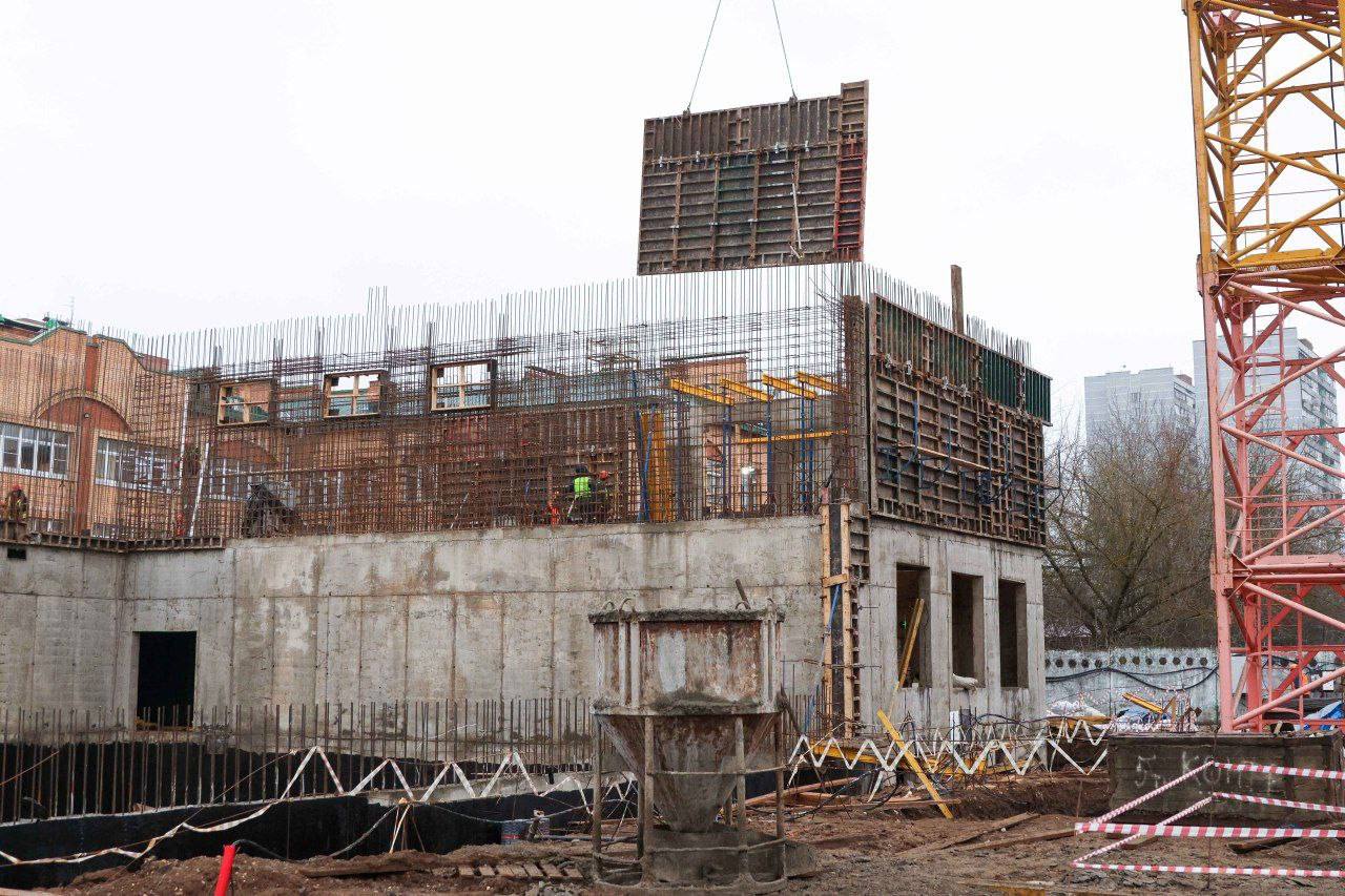 Пристройка к 29-й школе возводится в Подольске хорошими темпами