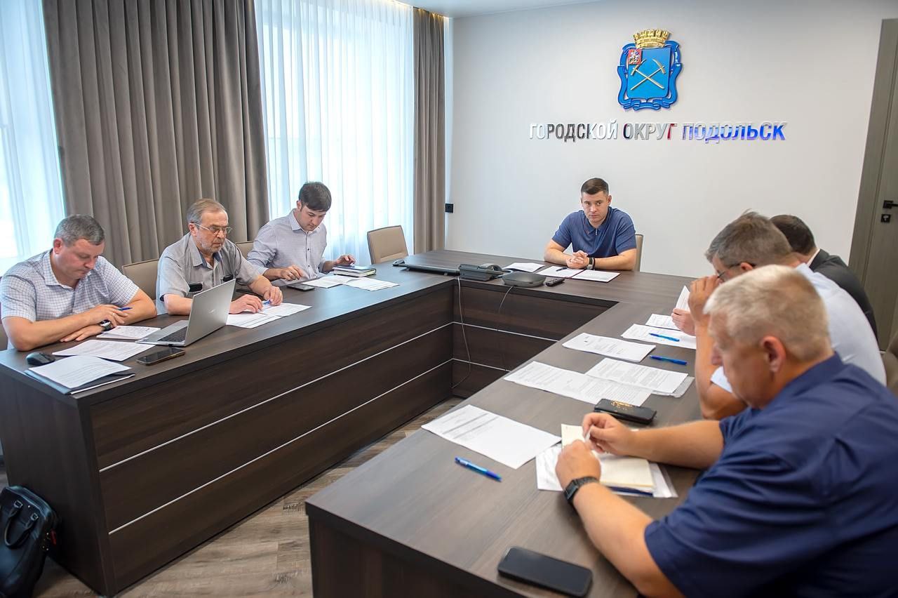 Григорий Артамонов обсудил две важные темы с профильными специалистами на часе ЖКХ