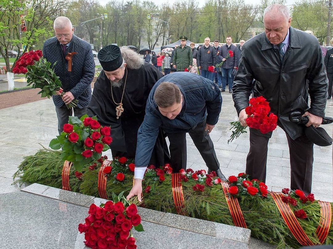 Накануне Дня Победы возложили гирлянду Славы и живые цветы к памятнику Подольским курсантам на улице Кирова