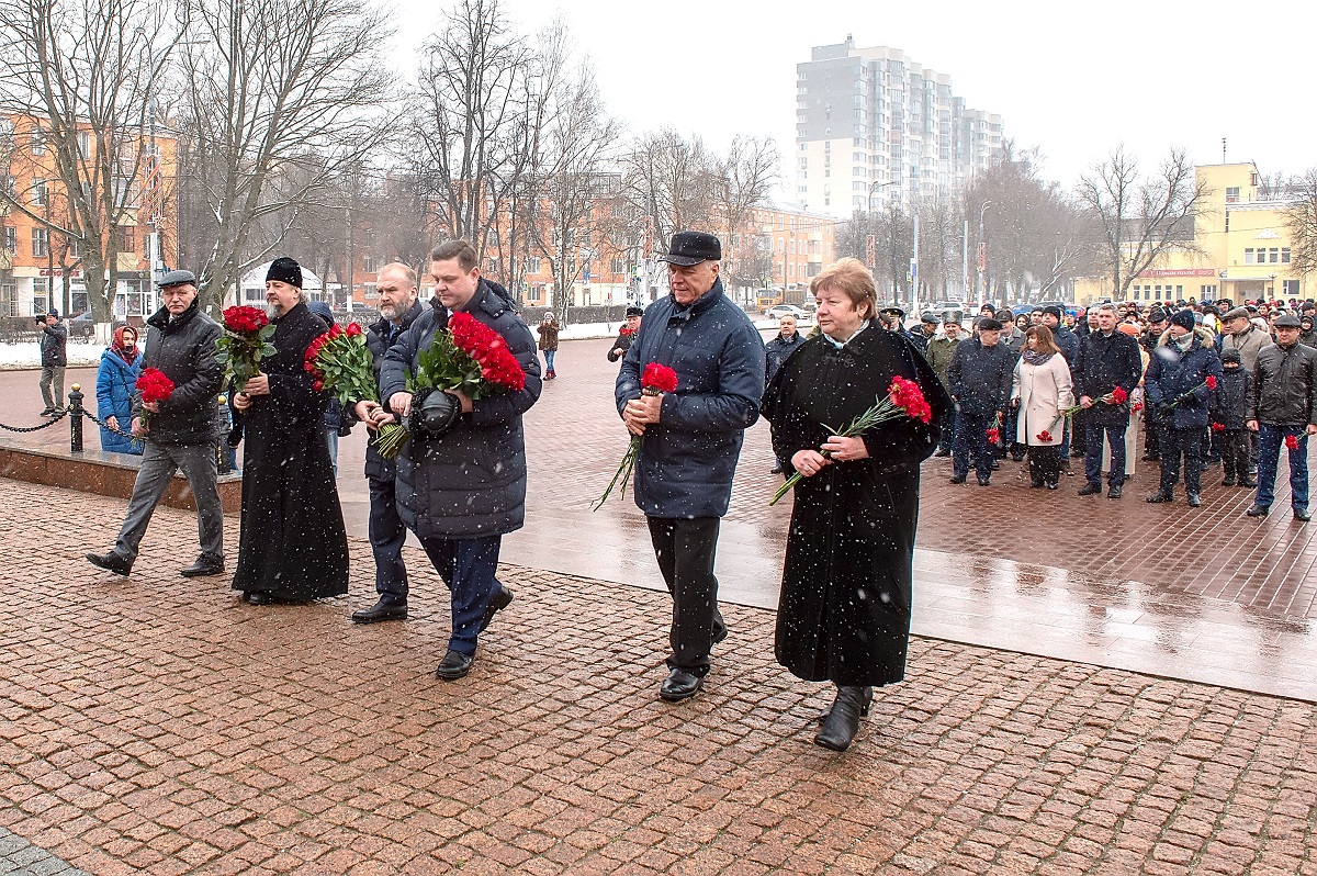 Николай Пестов принял участие в церемонии возложения цветов к памятникам