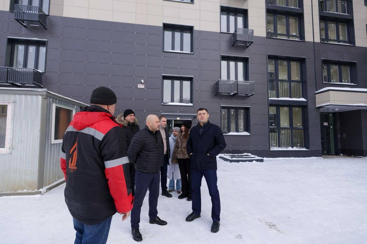 Завершается возведение дома для переселенцев с улицы Южный поселок