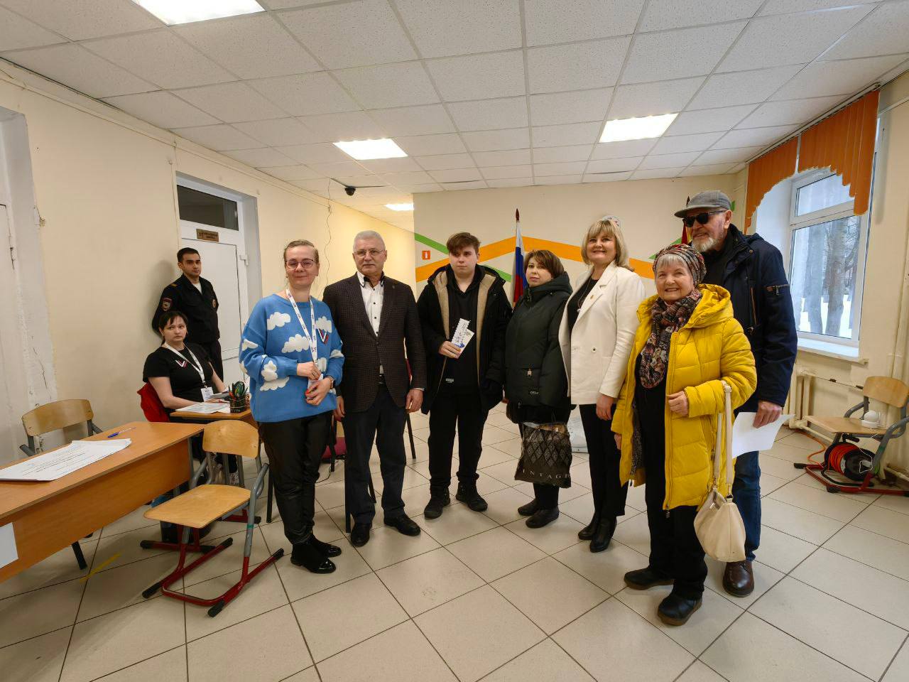 В гимназии имени Подольских курсантов впервые проголосовал 18-летний Александр Венчиков