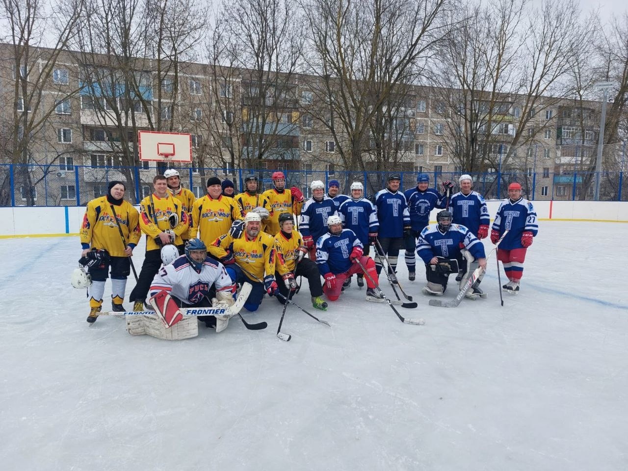 В микрорайоне Восточном состоялся очередной матч по хоккею среди ветеранов Подольска