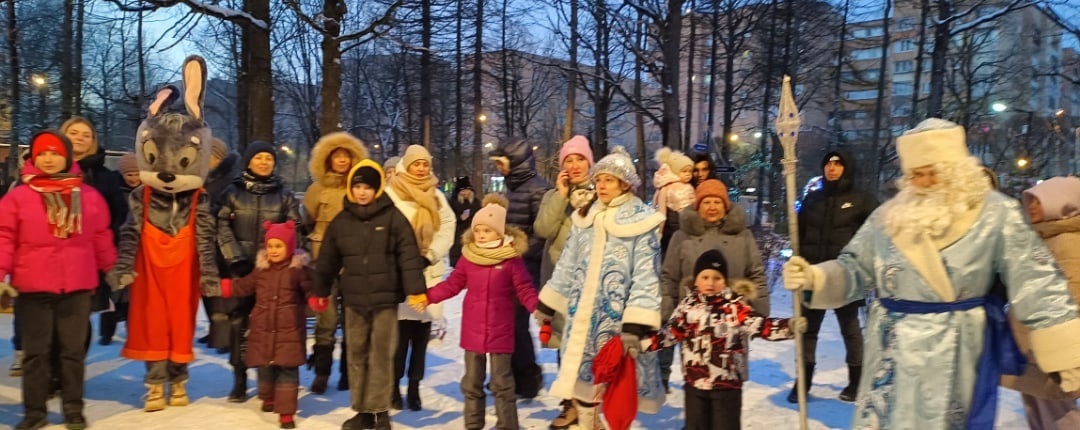В первый зимний день в парке "Дубрава" коллективы "ДК "Машиностроитель" провели игровую программу