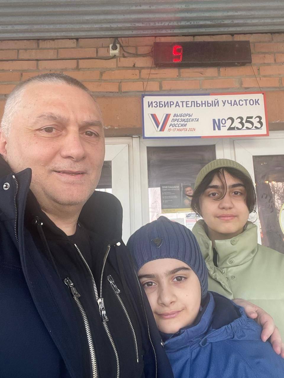 Глава армянской диаспоры г. о. Подольск пришёл на выборы вместе со своими детьми