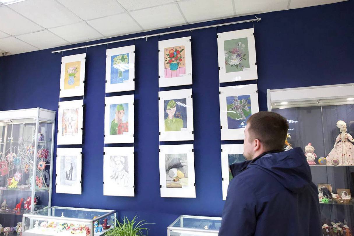 Юные художники представили работы на выставке ко Дню Победы в ДК «Плещеево»