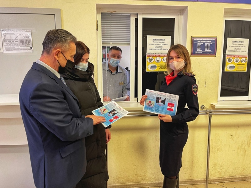 В Подольске полицейские и общественник провели акцию «Скажи коррупции – нет!»